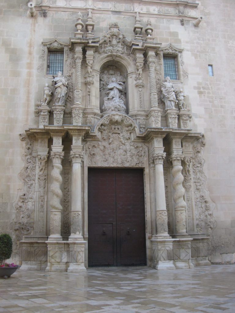 Portada de la Basílica de Sta María Alicante